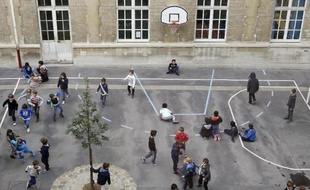Une cour d'école en France