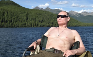 Le président russe Vladimir Poutine bronze au bord d'un lac de Sibérie, le 1er août 2017.