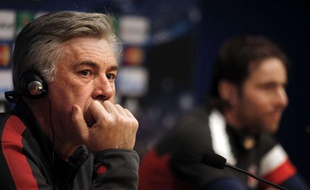 Maxwell aux côtés de Carlo Ancelotti, en conférence de presse le 9 avril 2013