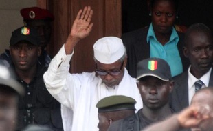 L'ex-président tchadien Hissène Habré (c), à sa sortie d'un tribunal à Dakar, le 2 juillet 2013