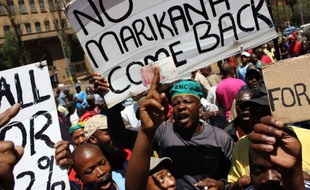 La commission d'enquête sur le massacre de mineurs en grève à Marikana (nord) en août a reporté mercredi une audition cruciale des experts de la police scientifique, alors que des grèves parfois violentes continuent de paralyser des secteurs-clés de l'économie sud-africaine.