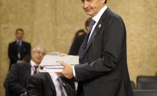 Le chef du gouvernement espagnol, Jose Luis Rodriguez Zapatero, a annoncé qu'il convoquerait prochainement les 25 principales entreprises du pays pour tenter d'accélérer la sortie de crise, dans une interview publiée dimanche par le quotidien El Pais.