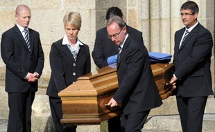 Plusieurs centaines de personnes ont rendu jeudi un dernier hommage à "l'épicier de Landerneau", Edouard Leclerc, pionnier de la grande distribution en France, mort lundi à 85 ans.