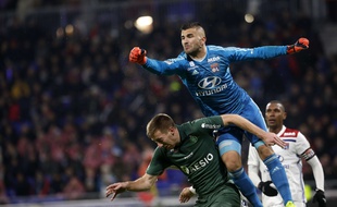 Anthony Lopes, ici au duel vendredi avec Robert Beric, reste l'un des garants de l'esprit derby.