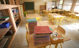 Salle de classe vide.