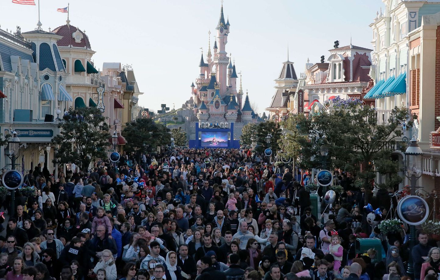 Disneyland Paris Réservations limitées, abonnés déçus… C’est quoi le bin’s avec les pass annuels