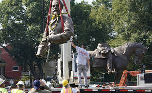 La statue du général confédéré Robert E. Lee, l'un des plus grands monuments restants du pays à la Confédération, déboulonnée à Richmond, en Virginie, le mercredi 8 septembre 2021.