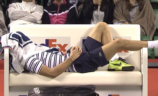 Benoît Paire s'est offert une petite sieste lors d'un changement de côté lors du 2e tour du tournoi de Tokyo, le 8 octobre 2015.