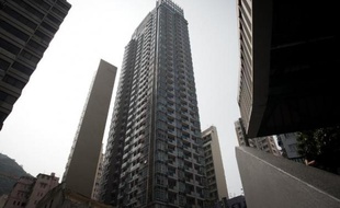 Une vue générale de l'immeuble de Hong Kong où vivait le trader britannique soupçonné de double meurtre, le 2 novembre 2014