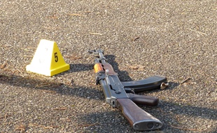 Lyon, le 1er mars 2016. Illustration d'une arme sur une scène de crime.