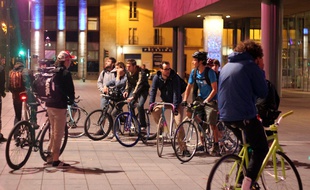 La pratique du vélo s'envole à Rennes. Ici des amateurs de fixie réunis devant les Champs Libres.