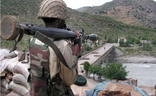 Un soldat pakistanais à un check point, le 27 avril 2009, à côté de la vallée de Swat où l'armée combat les talibans.