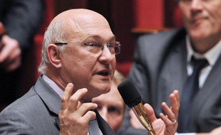 Le ministre du Travail, Michel Sapin, a jugé mercredi que la décision de l'ex-ministre du Budget, Jérôme Cahuzac, de renoncer à son siège de député et de quitter la vie politique était "la première décision sage et raisonnable qu'il ait prise".