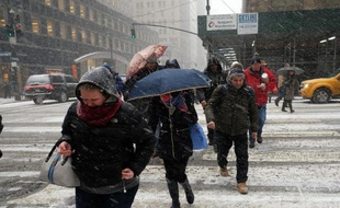 Des passants à New York, le 25 janvier 2015