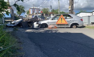 Un barrage bloque l'accès sur une voie secondaire au quartier de Pliane au Gosier, en Guadeloupe.