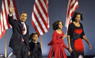 Barack Obama, 47 ans, élu mardi président des Etats-Unis, se veut l'incarnation du rêve du militant des droits civiques Martin Luther King et est souvent comparé à John Kennedy pour son charisme et l'espoir de changement qu'il soulève.