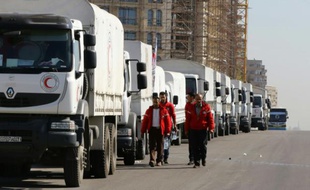 Des camions du Croissant Rouge sur le point de quitter Damas le 17 février 2016 à destination de Madaya et Zabadani