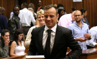 Oscar Pistorius sourit en quittant la Haute Cour de Pretoria le 8 décembre 2015