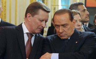 La droite de Silvio Berlusconi était en déroute à l'issue du premier tour des municipales partielles en Italie, selon de premières estimations publiés lundi, révélatrices d'une percée de formations hostiles ou qui se démarquent des partis traditionnels, ainsi que d'un malaise social.