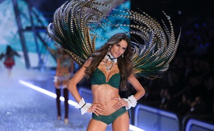Le mannequin Izabel Goulart lors du défilé Victoria's Secret, à Paris, le 30 novembre 2016.