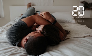 Un couple sur un lit