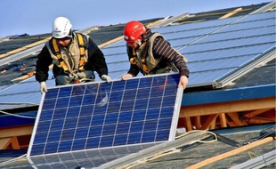 EDF rachète l'électricité d'origine durable aux producteurs au prix fixé par l'Etat.