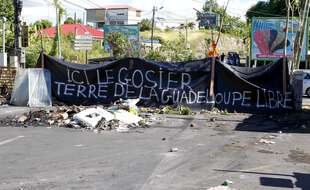 Des heurts ont eu lieu en Guadeloupe pendant plusieurs jours, déclenchés par l'obligation vaccinale des soignants et le durcissement des restrictions.