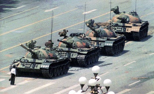 La photo mythique du manifestant faisant face à un convoi de chars d'assaut sur la place Tiananmen de Pékin (Chine), en 1989.