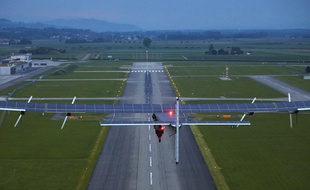 L'avion solaire au départ de de la base aérienne de Payerne en Suisse le 2 juin 2014