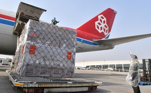 Une cargaison de masques chargés à bord d'un avion en Chine le 22 mars 2020.