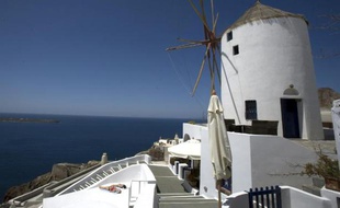 Des touristes sur l'île de Santorin en Grèce le 24 avril 2008