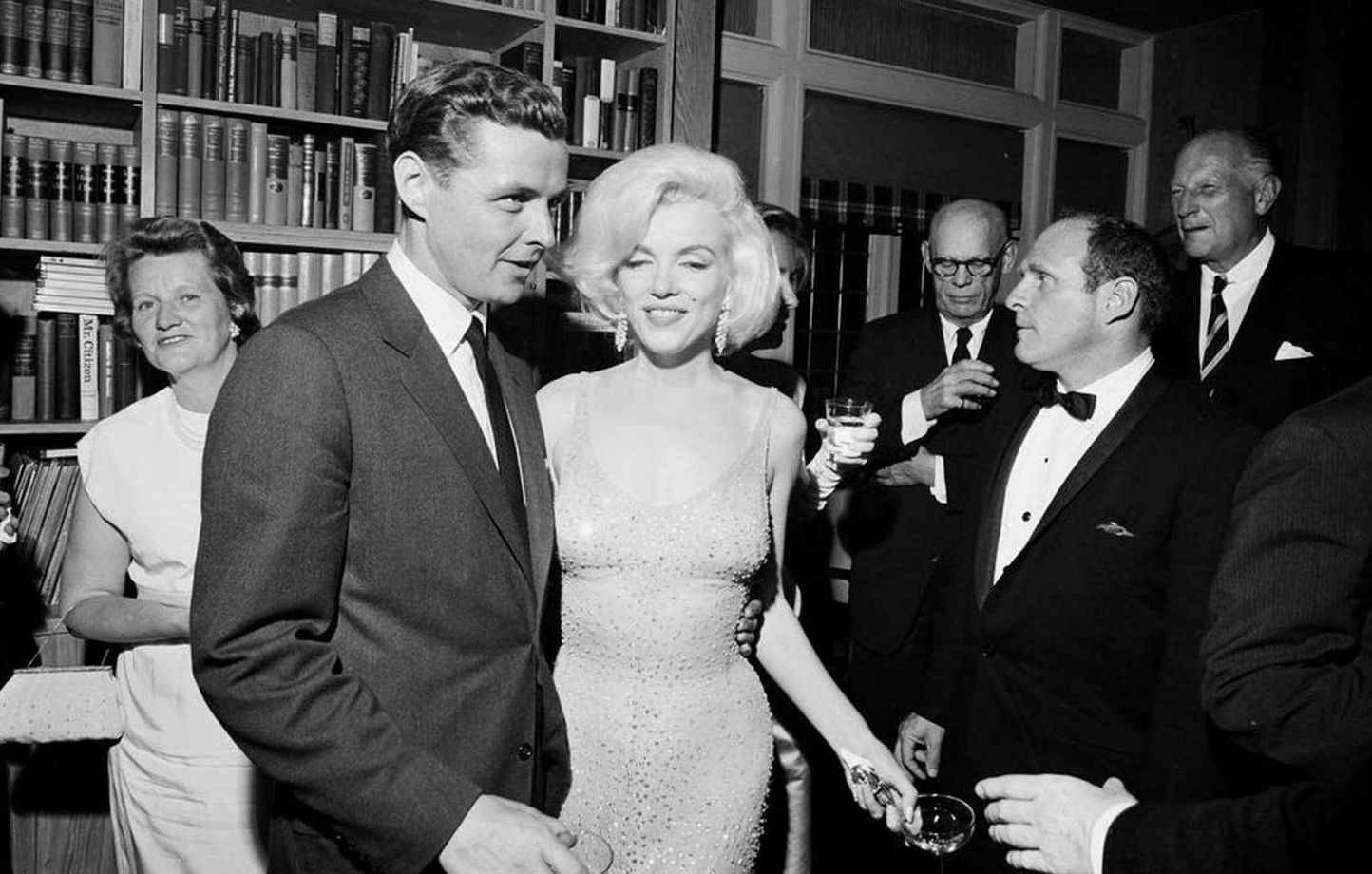 VIDEO. La robe mythique de Marilyn Monroe vendue 4 8 millions de dollars aux encheres