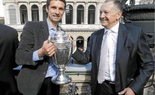 Rémi Garde et Jean-Michel Aulas lors de la présentation de la Coupe de France aux supporters lyonnais.