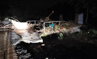 Route endommagée par les intempéries le 27 novembre 2014 à La Londe Les Maures