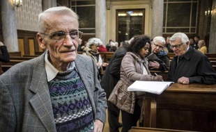 Le père Gérard Riffard quitte le tribunal de Lyon le 2 décembre 2014