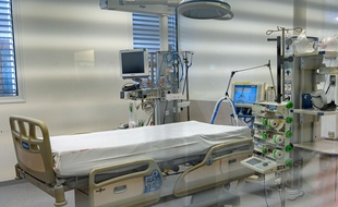 Un lit pour patient du Covid-19 à l'hôpital de la Timone, à Marseille, le 28 septembre 2020. (illustration)