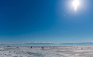 Illustration: chaud soleil sur sol glacé.