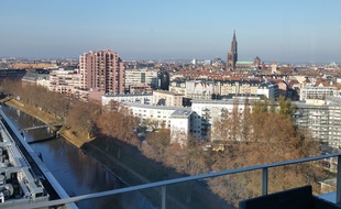 Strasbourg le 3 décembre 2015: Vue aérienne de Strasbourg, depuis la presqu'île Malraux