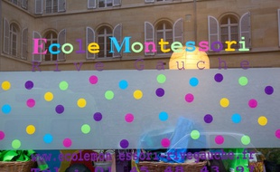 A Paris, la facade d'une école Montessori.
