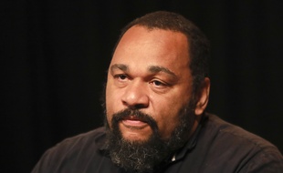 Dieudonné, ici en mai 2017 lors d'une conférence de presse pour présenter sa candidature aux élections législatives en Essonne.