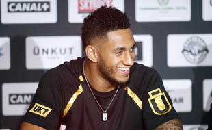 Le boxeur français Tony Yoka en conférence de presse le 13 octobre 2017 à Paris