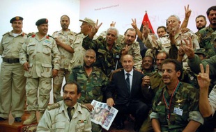Le Conseil de sécurité de l'ONU a mis fin jeudi au mandat autorisant le recours à la force en Libye, sept mois après le début de l'intervention contre le régime Kadhafi, en dépit des appels du gouvernement de transition libyen pour sa prolongation.