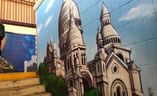 Une fresque murale orne désormais le tunnel sous-terrain de la gare d'Ablon (Val-de-Marne) pour lutter contre le sentiment d'insédurité des usagers du RER C.