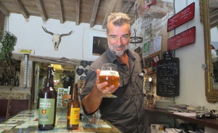 Pétrus, gérant de la Taverne de Curis, participe pour la première fois aux journées du patrimoine.