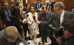 La démocrate Nancy Pelosi répond aux journalistes après son discours marathon de plus de 8 heures, le 7 février 2018.