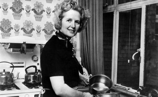 "Figure majeure" mais aussi "macho de droite": si les réactions politiques au Royaume-Uni soulignaient l'importance historique de Margaret Thatcher, le décès de la Dame de Fer suscitait aussi des commentaires plus féroces, à l'image de sa personnalité hautement controversée.