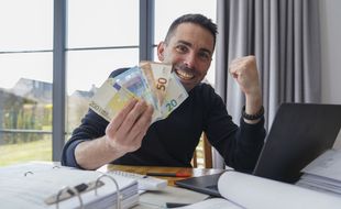 Cet homme n'est ni riche ni influenceur : il s'agit d'une illustration