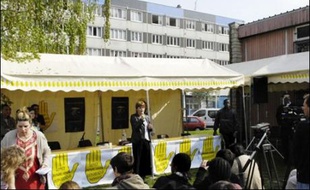 Dominique Voynet a exposé ses mesures en faveur des quartiers. Sa proposition de créer un "ministère de la Coopération et de l'Immigration", parce qu'il faut "considérer l'immigration comme une richesse", a été bien accueillie par l'auditoire.