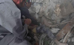 GRAPHIC CONTENT Il venait juste de revenir à Maaret al-Noomane, une ville rebelle du nord-ouest de la Syrie, car ses parents pensaient que le danger était passé. Il s'amusait sur son vélo quand une bombe larguée par l'aviation l'a tué et enseveli sous des décombres.