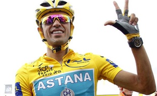 Alberto Contador lors de l'arrivée du Tour de France, le 27 juillet 2010